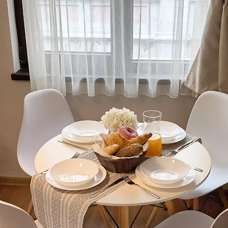 Centre Apt. With Parking For 4 Guests *