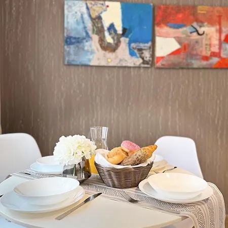 Centre Apt. With Parking For 4 Guests *