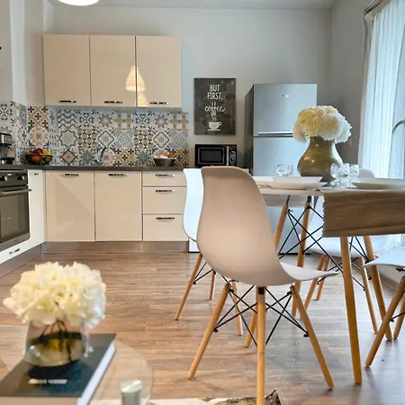 Centre Apt. With Parking For 4 Guests