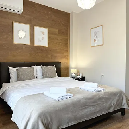 Centre Apt. With Parking For 4 Guests Апартаменты *