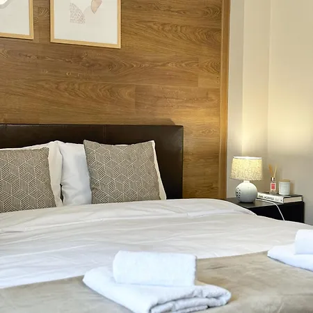 Centre Apt. With Parking For 4 Guests Апартаменты *