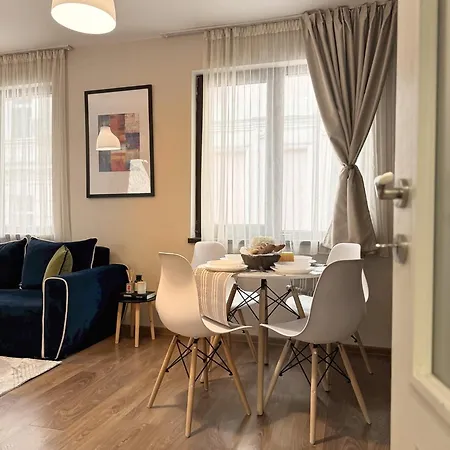 Centre Apt. With Parking For 4 Guests Апартаменты