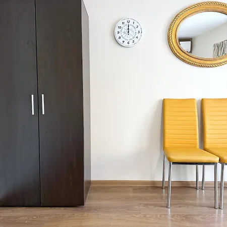 Centre Apt. With Parking For 4 Guests