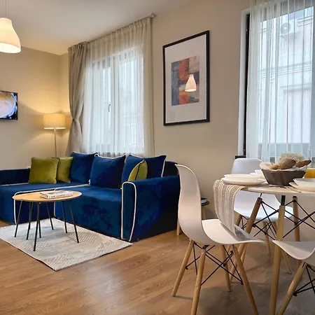 Centre Apt. With Parking For 4 Guests *