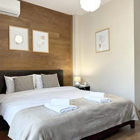 Centre Apt. With Parking For 4 Guests *