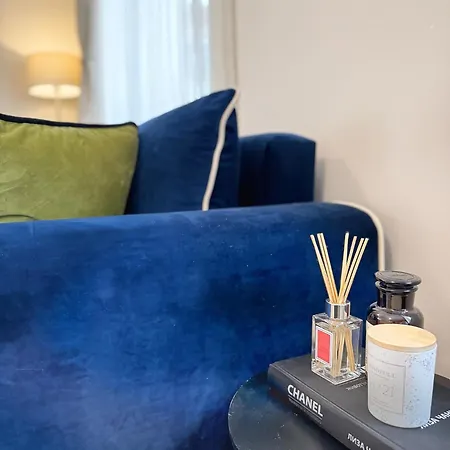 Centre Apt. With Parking For 4 Guests Апартаменты *