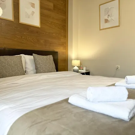 Centre Apt. With Parking For 4 Guests Апартаменты