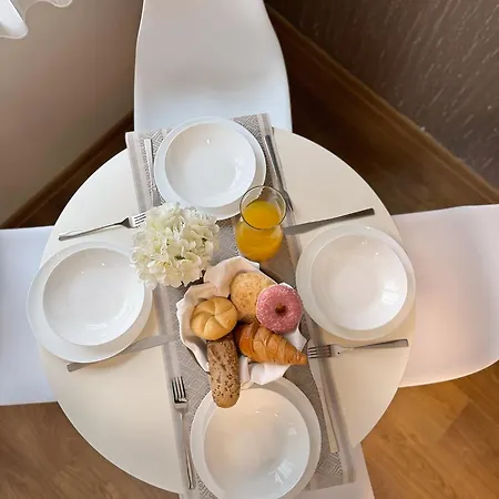 Centre Apt. With Parking For 4 Guests *