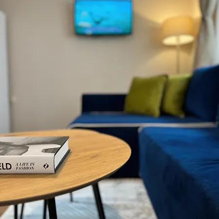 Centre Apt. With Parking For 4 Guests *