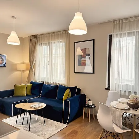 Centre Apt. With Parking For 4 Guests *