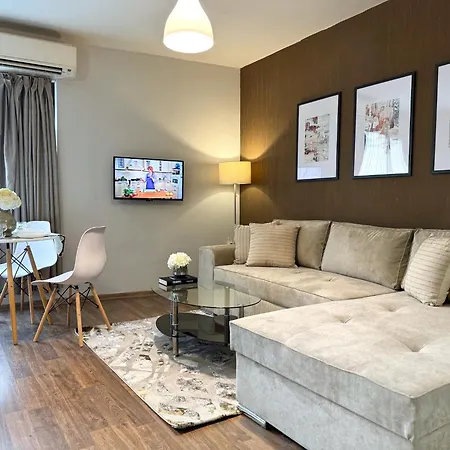 Centre Apt. With Parking For 4 Guests