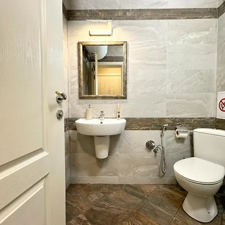 Centre Apt. With Parking For 4 Guests *