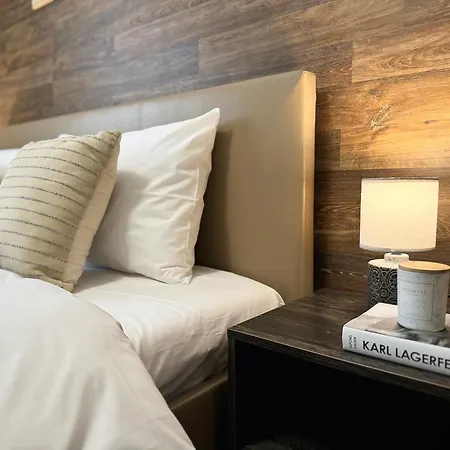 Centre Apt. With Parking For 4 Guests Апартаменты *