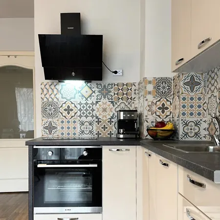 Centre Apt. With Parking For 4 Guests *