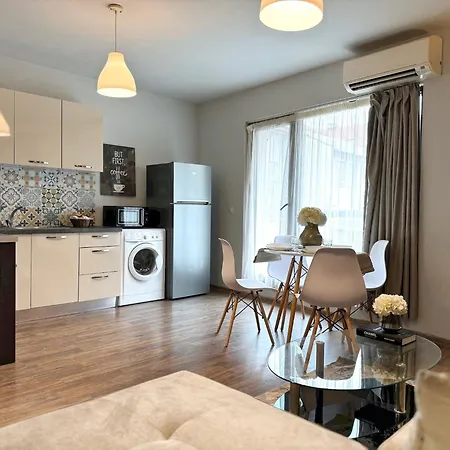 Centre Apt. With Parking For 4 Guests Пловдив