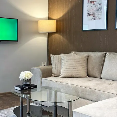 Centre Apt. With Parking For 4 Guests *