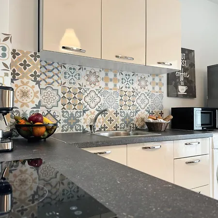 Centre Apt. With Parking For 4 Guests *