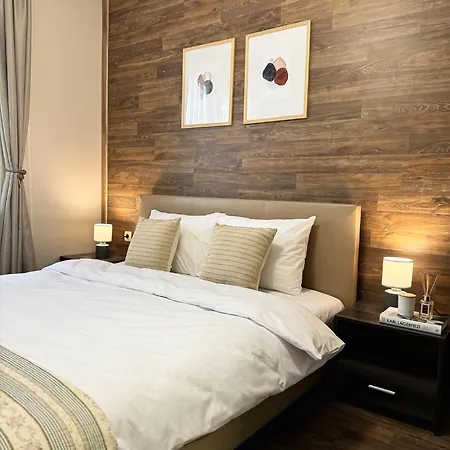 Centre Apt. With Parking For 4 Guests Апартаменты
