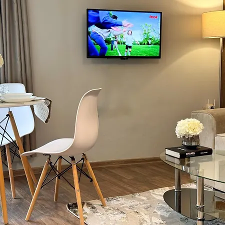 Centre Apt. With Parking For 4 Guests *