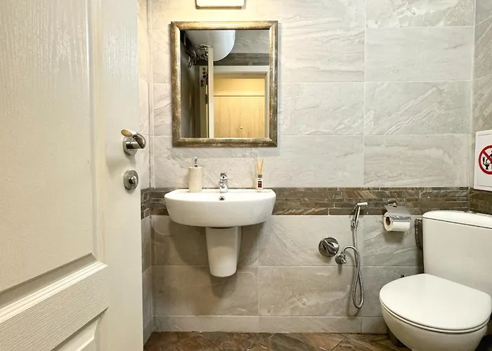 Centre Apt. With Parking For 4 Guests *