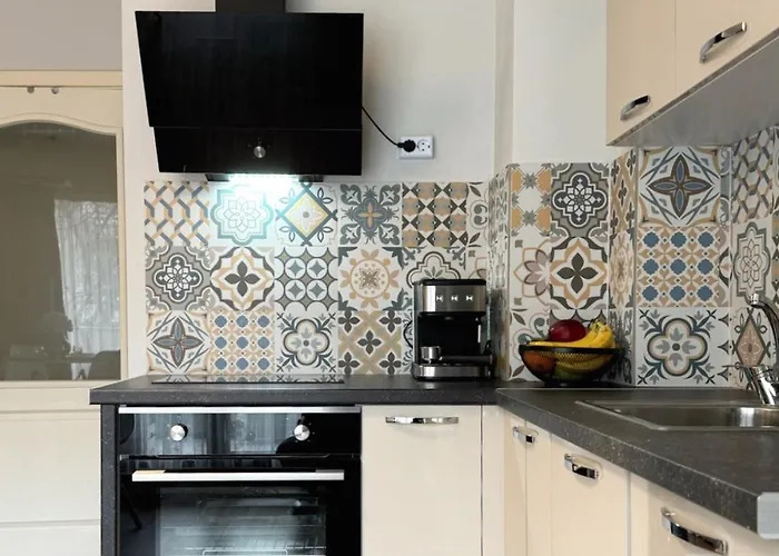 Centre Apt. With Parking For 4 Guests *