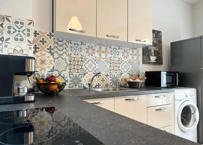 Centre Apt. With Parking For 4 Guests *