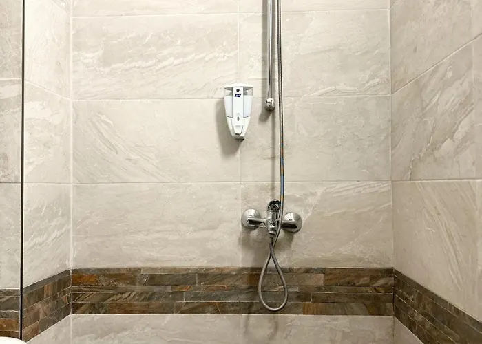 Centre Apt. With Parking For 4 Guests